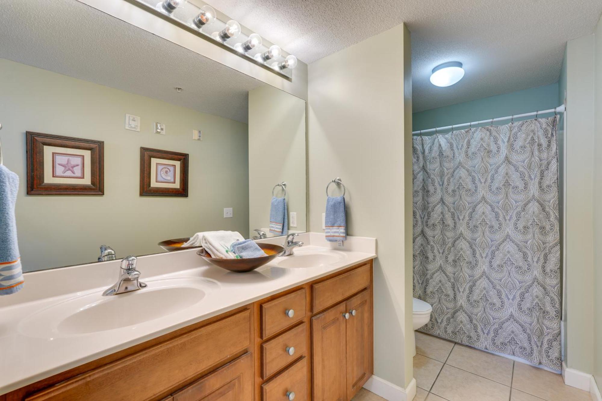 Gulf Coast Getaway With Balcony And Amenities!